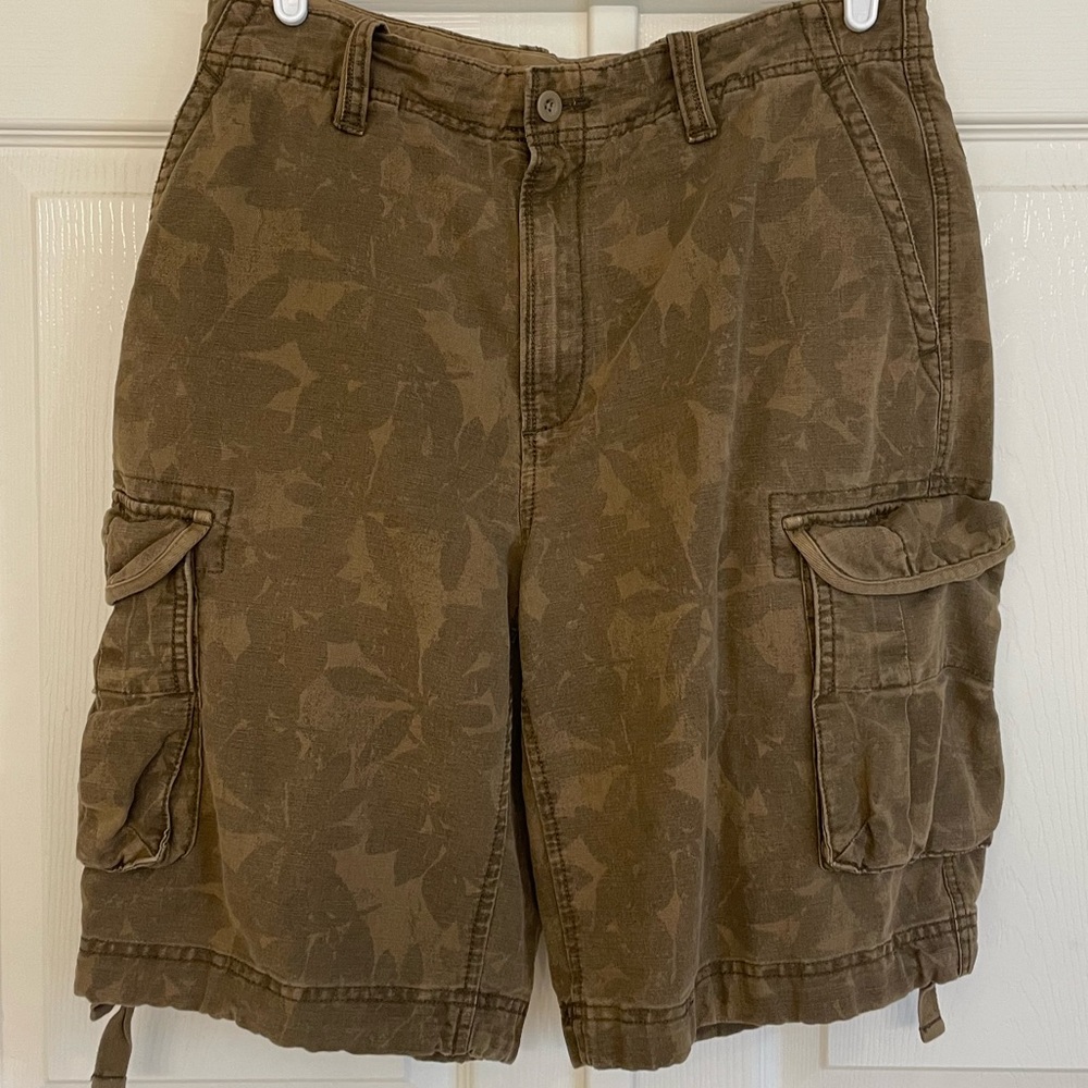 Men’s floral print cargo shorts